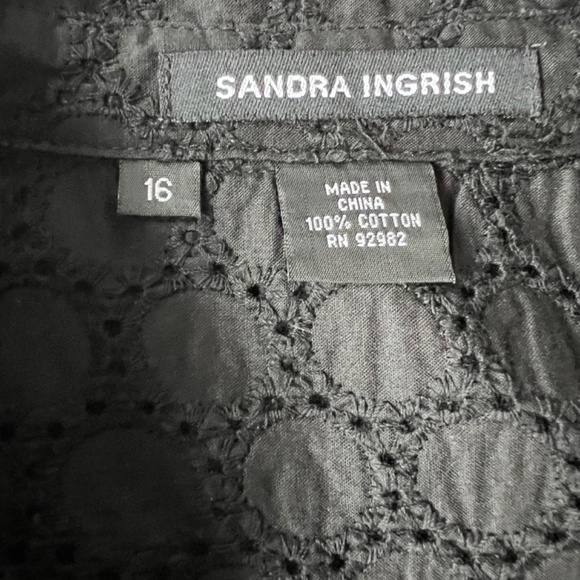 Sandra Ingrish circle eyelet button down puffed short sleeve top - Picture 6 of 8